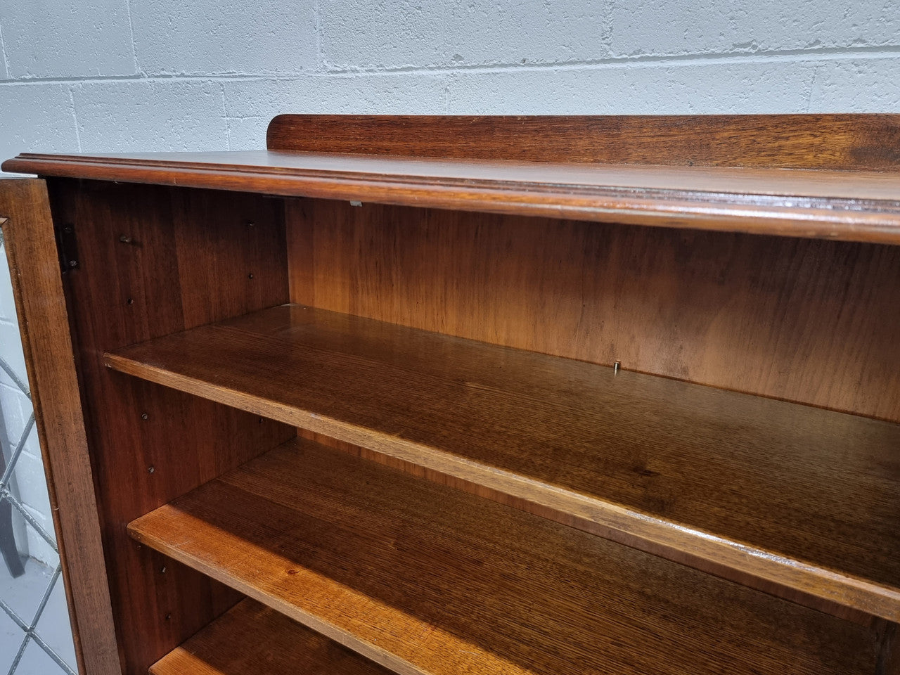 Lovely leadlight two door Oak bookcase/display cabinet with four wooden shelves. It is in good original detailed condition.