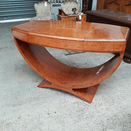 A rare French Art Deco Amboyna Poudreuse (vanity/dressing table), with a top that lifts up to storage, two pull out drawers and original fitted mirror. In good restored condition.