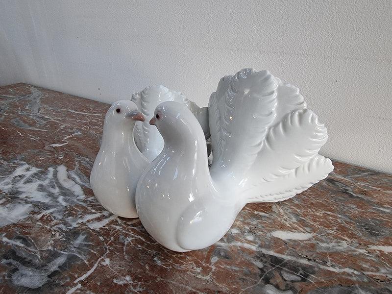 Delightful Vintage pair of “Lladro” porcelain figurine Doves. In good condition please view photos as they help form part of the description.