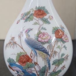 Wedgwood “Kutani Crane” gold trimmed bud vase. It is in good original condition with no chips or cracks, please view photos as they help form part of the description.