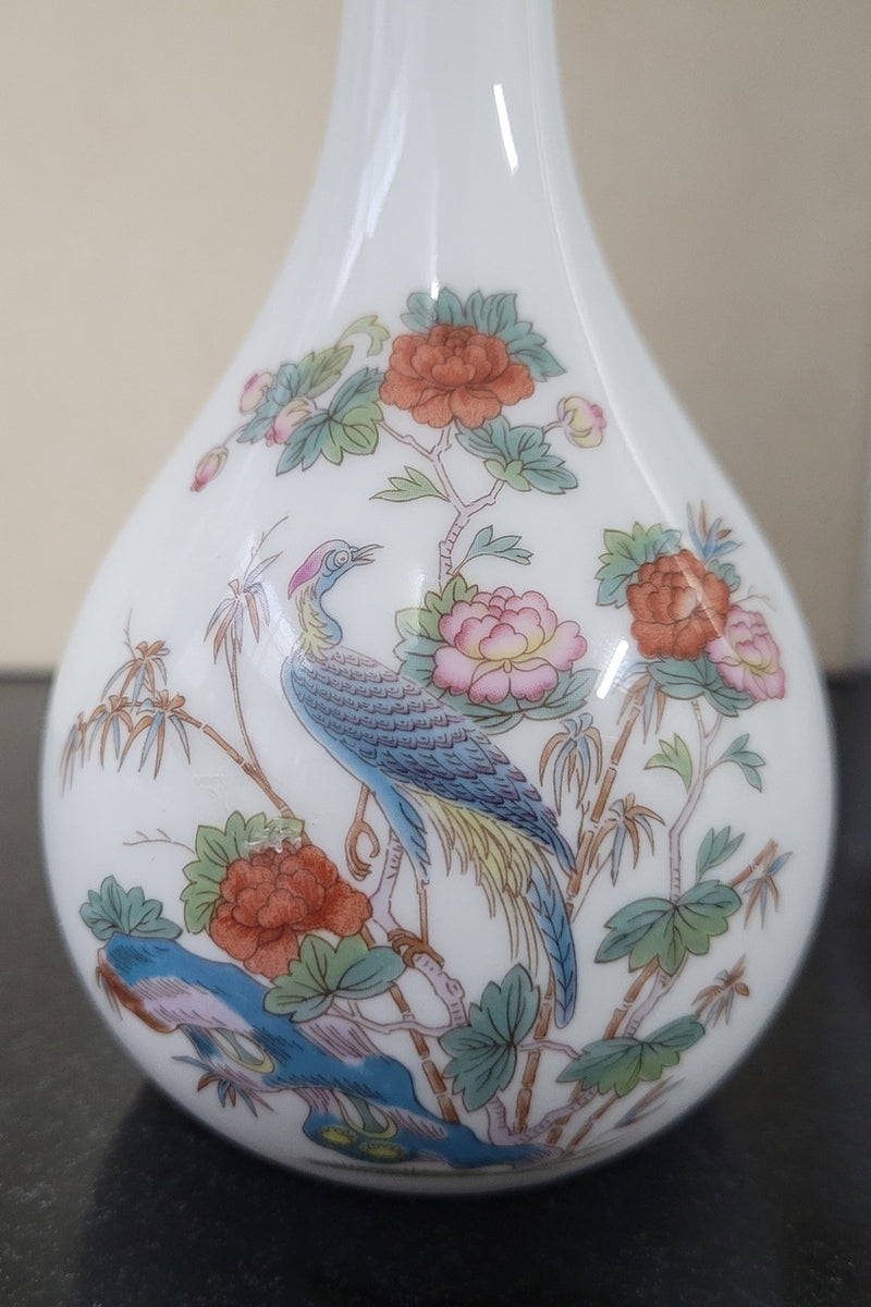 Wedgwood “Kutani Crane” gold trimmed bud vase. It is in good original condition with no chips or cracks, please view photos as they help form part of the description.