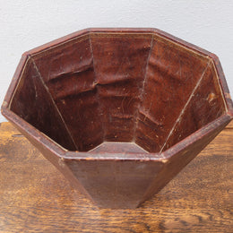 Vintage Italian tooled leather waste bin. It has been sourced locally and is in good original detailed condition. Please view photos as they help form part of the description.