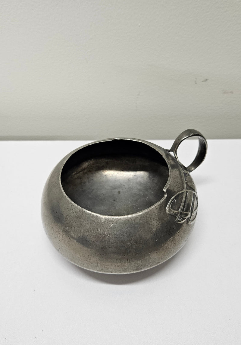 Arts and Crafts English pewter bowl in good original condition. Please see photos as they form part of the description.