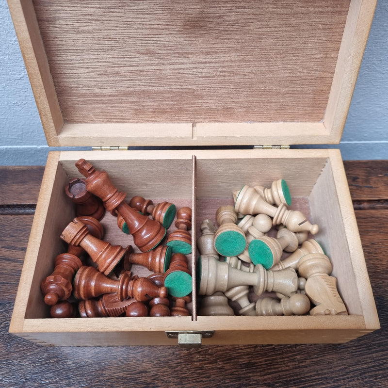 Excellent condition vintage chess set in its original wooden box.  Please see photos as they form part of the description.