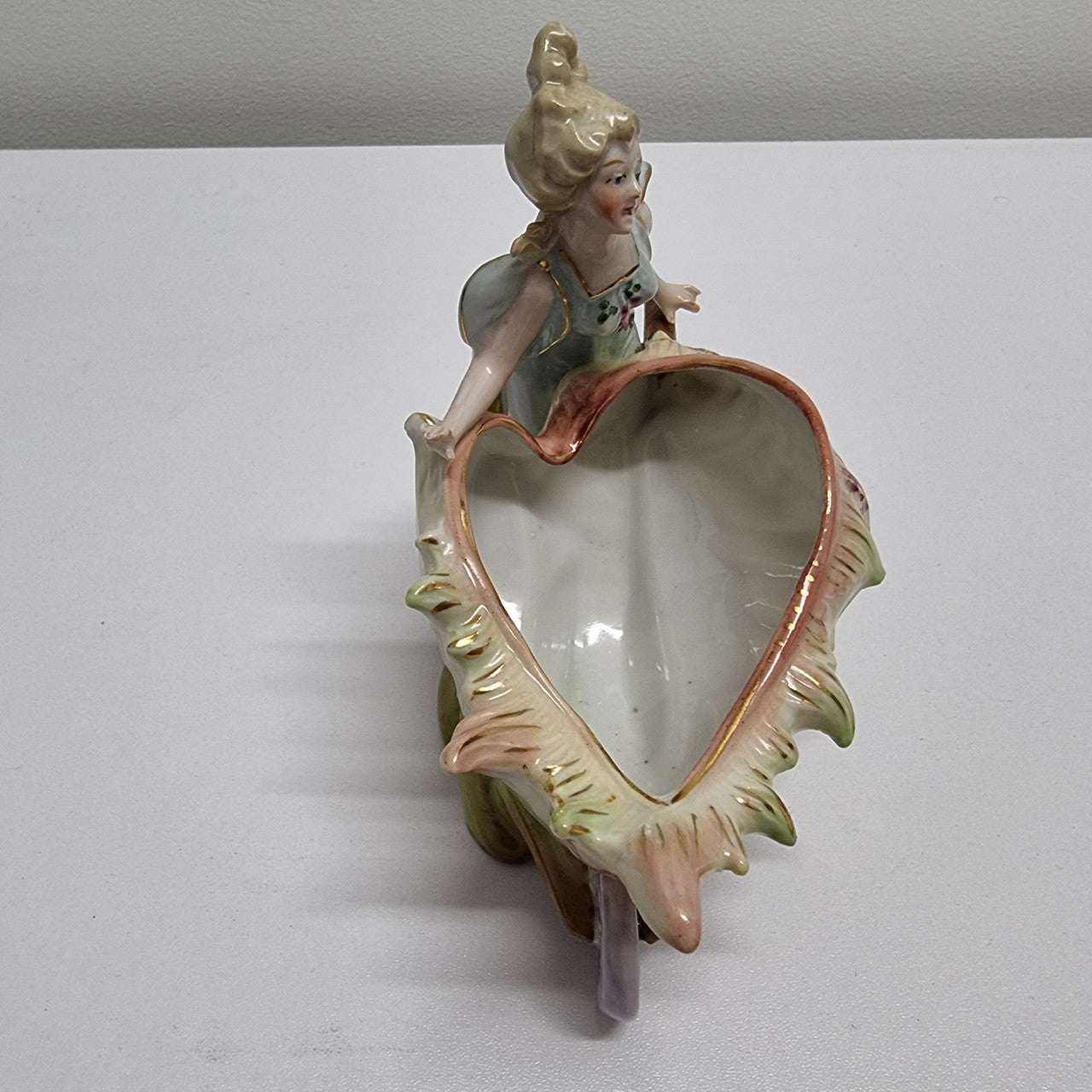 Lovely Art Nouveau porcelain figure group. It has been sourced locally and is in good original condition. Please see pictures to form part of the description.