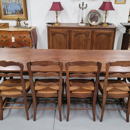 French oak pedestal farmhouse style dining table, sourced from France and in good original detailed conditions. Please see pictures to form part of the description.