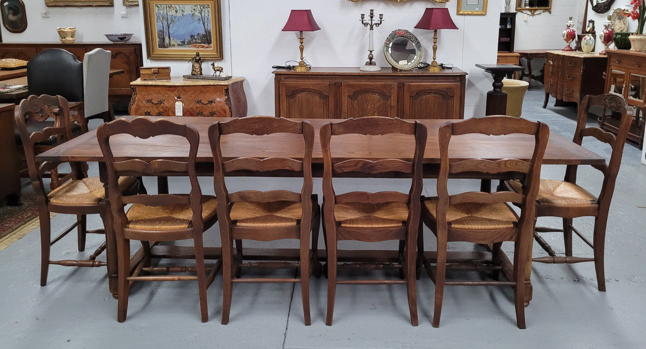 French oak pedestal farmhouse style dining table, sourced from France and in good original detailed conditions. Please see pictures to form part of the description.