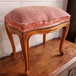 Beautiful French provincial stool with lovely floral tapestry. In used condition. Please see photos as they form part of the description.