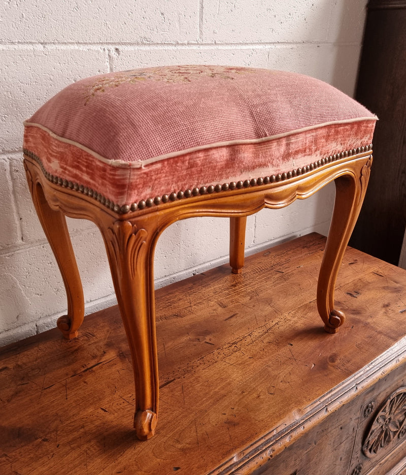Beautiful French provincial stool with lovely floral tapestry. In used condition. Please see photos as they form part of the description.
