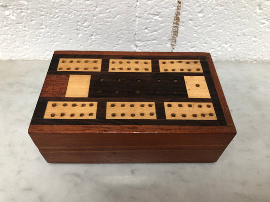 Vintage inlaid wooden Cribbage box. In good clean original condition.