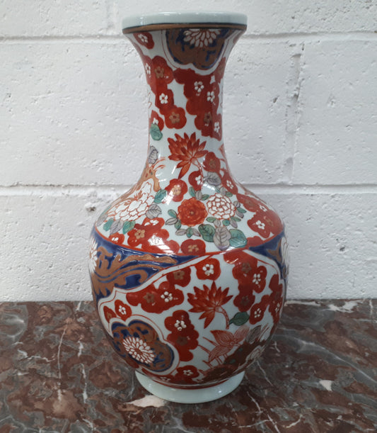 Antique Japanese Imari hand-painted vase. In good condition. Circa 1860.