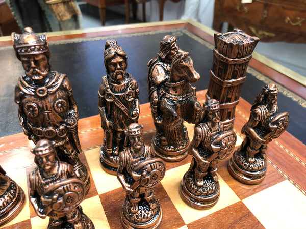 Lovely vintage chess set of handcrafted Takaka chess pieces from Crisan Craft in good condition, made in New Zealand.Chess board not included.