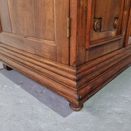 French Henry II style Walnut linen storage cupboard with nine pull out shelves. This piece could be very functional for a range of different purposes including shoe storage. It is in good original detailed condition, please note the door lock no longer functions and opens by pulling the door.