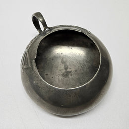 Arts and Crafts English pewter bowl in good original condition. Please see photos as they form part of the description.
