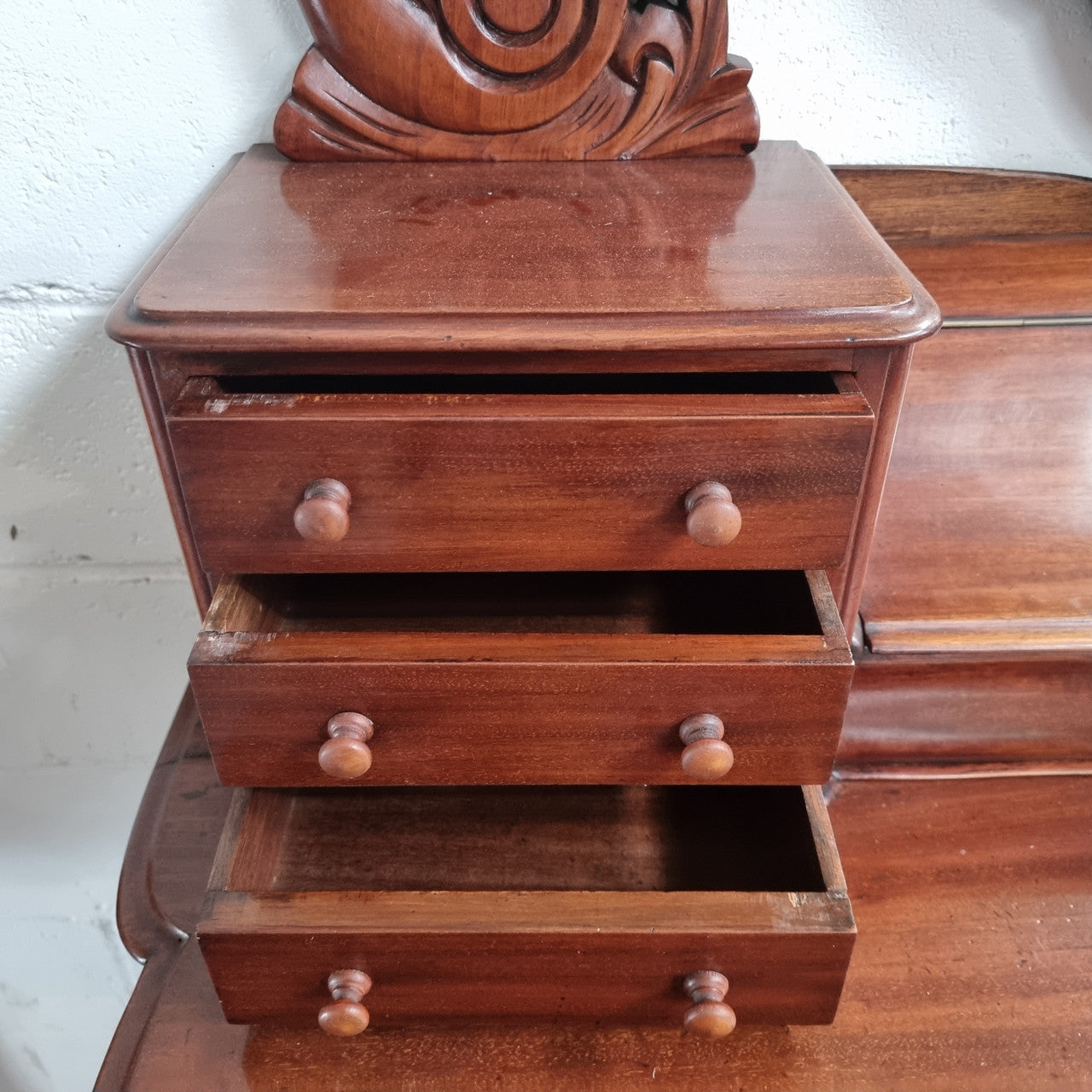 Victorian Mahogany duchess dressing table with tilt mirror on scrolled supports. It has seven trinket drawers and lift up storage. It is in good original condition and has been sourced locally.