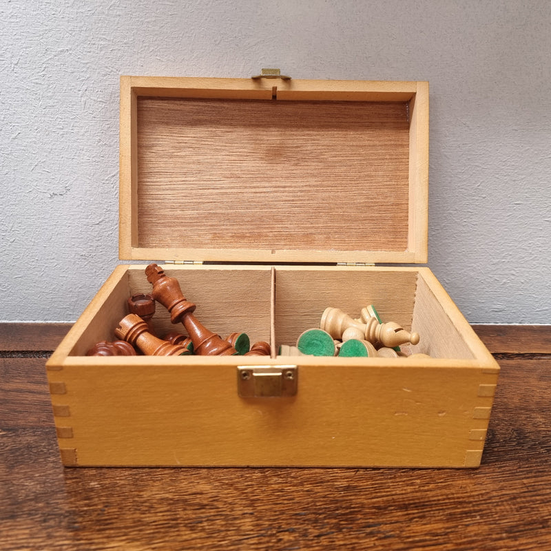 Excellent condition vintage chess set in its original wooden box.  Please see photos as they form part of the description.