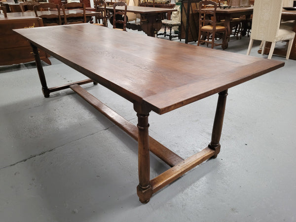 French oak pedestal farmhouse style dining table, sourced from France and in good original detailed conditions. Please see pictures to form part of the description.