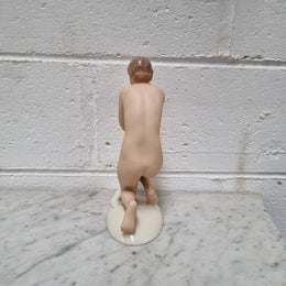 Elegant Art Deco kneeling nude female figurine by "Pirken Hammer". Circa 1918-1938.
