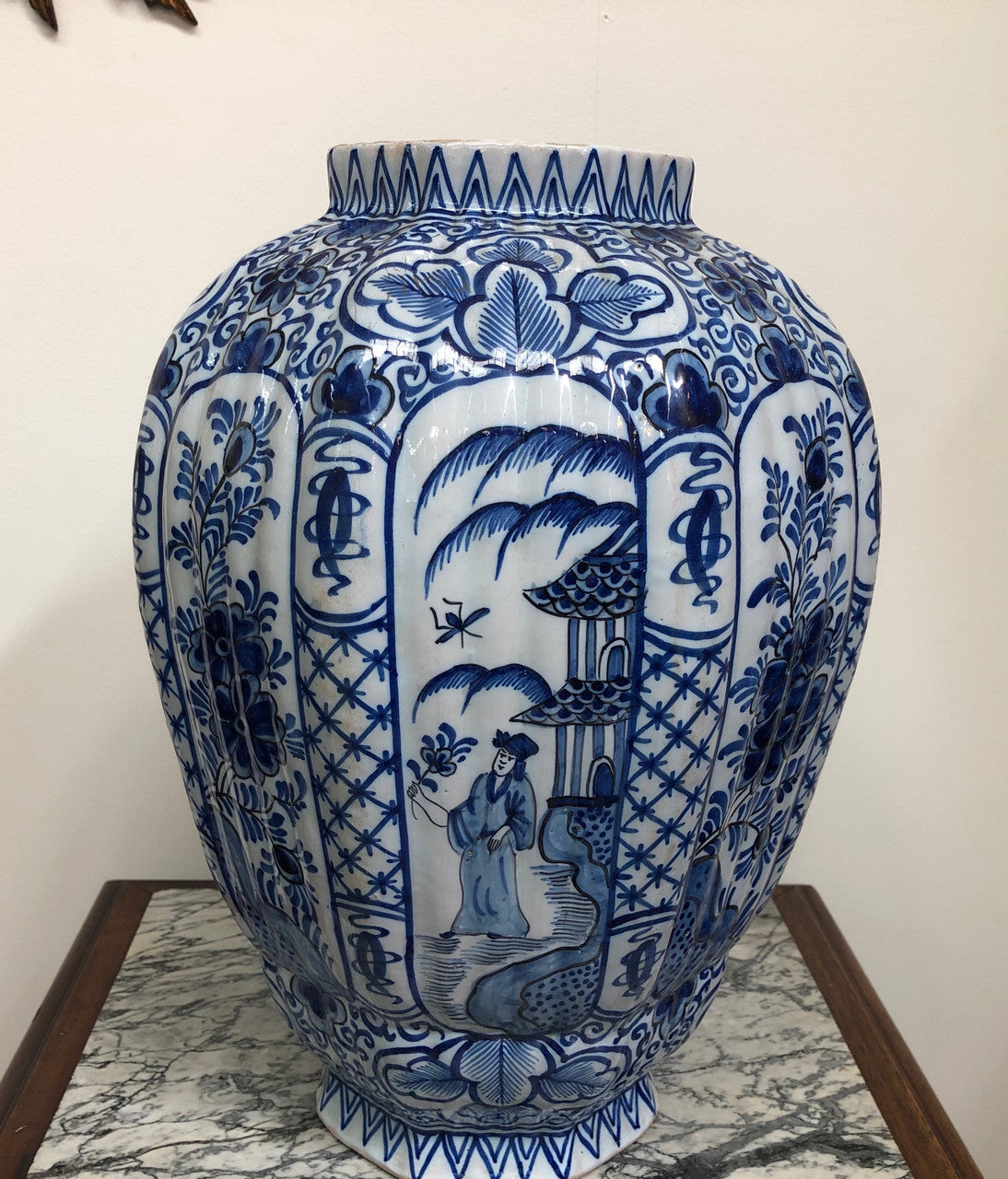 Large early 18th Century Dutch Delft (tin glazed earthenware) hand painted lidded vase. Decorated in the Chinese style with dog of Fu finial on top of lid. (Mark for Adriaa Rejsselberg 1713 - 1735).