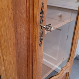 French Louis XV style light Oak three door bookcase with five fixed shelves. It has lovley glass doors and has been sourced from France. Is in good original detailed condition