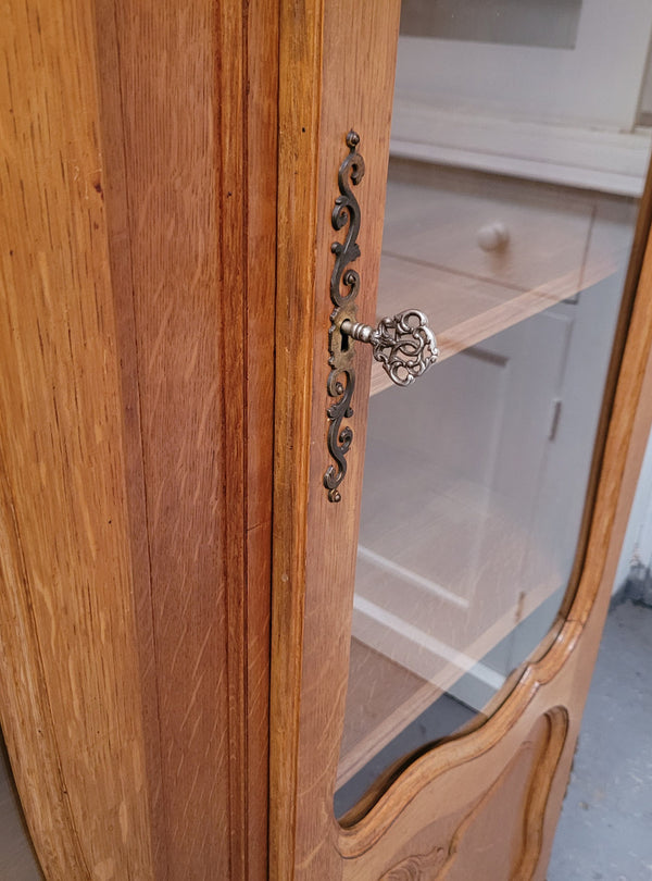 French Louis XV style light Oak three door bookcase with five fixed shelves. It has lovley glass doors and has been sourced from France. Is in good original detailed condition