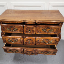 French Antique Louis XIV style Oak wooden top commode. It has a stunning serpentine bombe shape front along with amazing handles and carvings. It comes with three beautiful keys as pictured and comes with working locks. It has been sourced from France and in good original detailed condition.