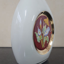 Japanese the art of Chokin vase. Metal engravings from Japan are created by the ancient art of Chokin. Gilded with gold and silver, the engravings were originally created to decorate the armament of The Samurain Warriors. This art form was handed down for over eight hundred years. Made in Japan. It is in good original condition, please view photos as they help form part of the description.