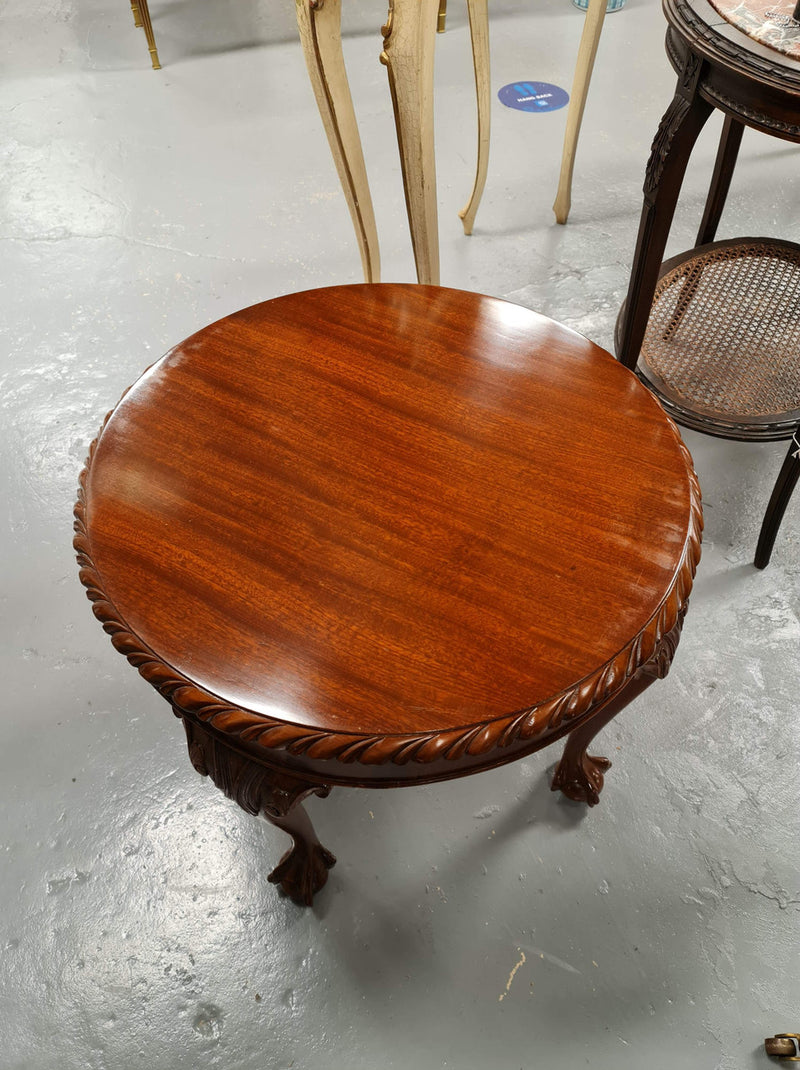 A beautiful round Mahogany Chippendale style coffee table with a glass top. In good original detailed condition.