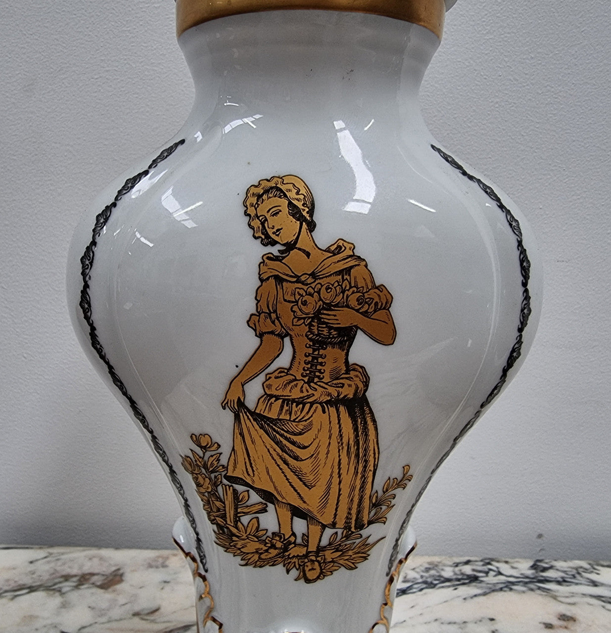 French 19th century Limoges style vase with lid. In good original condition with no chips or cracks. Please view photos as they help form part of the description.