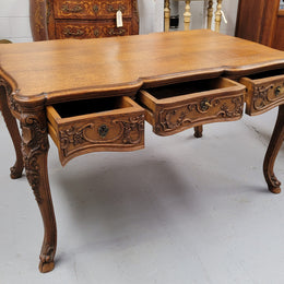 19th Century Louis 14th style quality French carved Oak bureau plat. It has three lockable deep drawers and beautifully carved legs. It has been sourced from France and is in good original detailed condition.