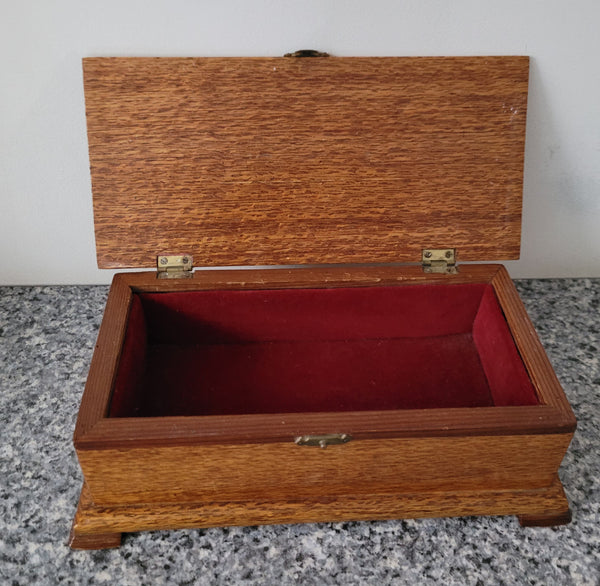 Vintage Silky Oak and Cedar jewellery box with red velvet lining. It is in good original condition, please view photos as they help form part of the description.
