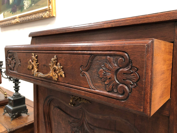 Beautiful French Oak Louis XV Style secrétaire. It has a drop down writing area with a leather insert and inside is two adjustable shelves. This would be an ideal desk for a small area like an apartment or unit. Also has four drawers which is added storage space it is in very good original detailed condition.