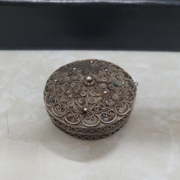 Antique Asian Silver (Chinese) snuff box with very dine detail. In good original condition, please view photos as they help form part of the description.