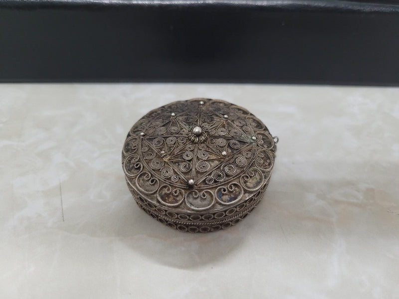 Antique Asian Silver (Chinese) snuff box with very dine detail. In good original condition, please view photos as they help form part of the description.