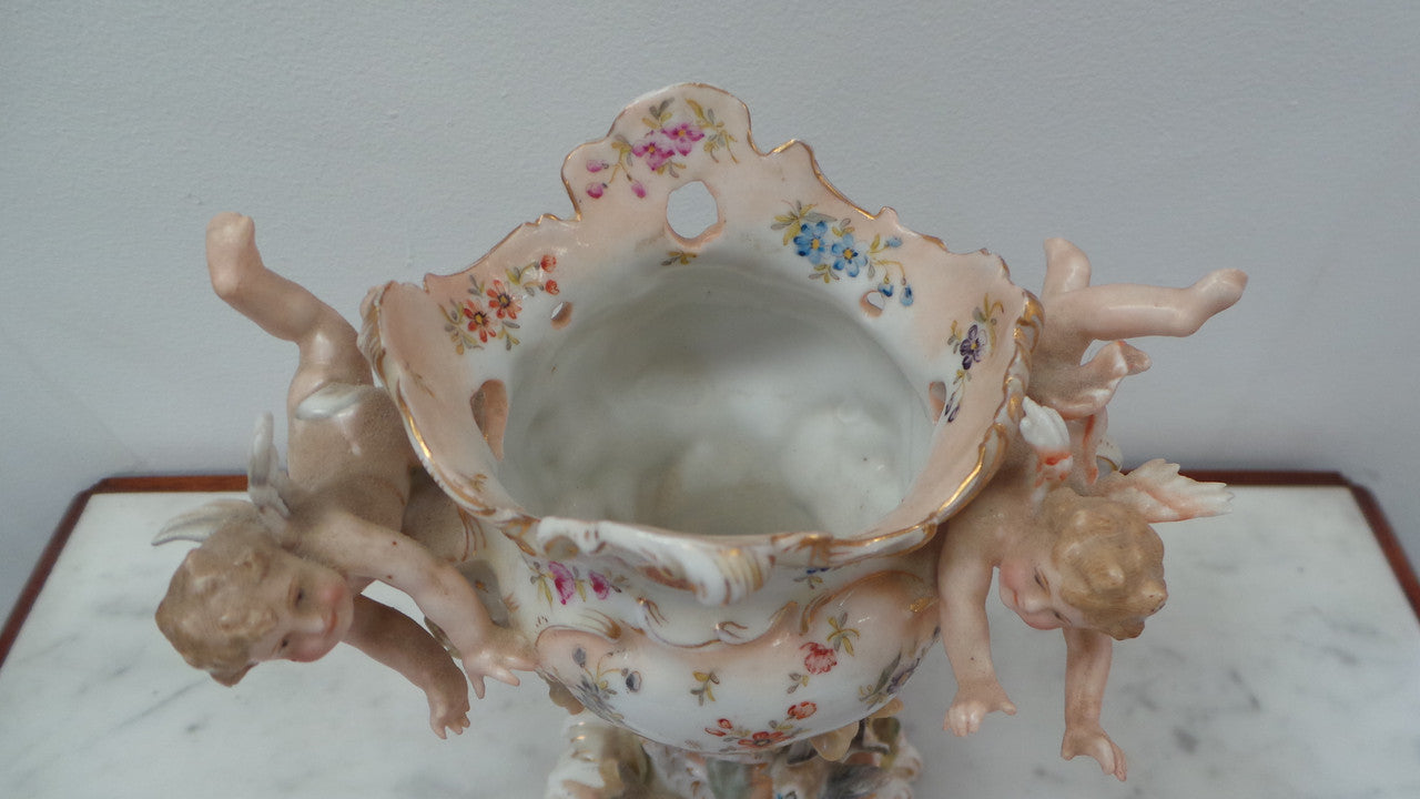 A very Beautiful Sitzendorf Cherub Vase with amazing details in very good condition.