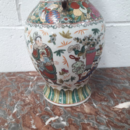 Antique 19th Century Chinese export hand-painted Qing Dynasty vase. Chien-Lung base. Rego mark to (1736-1795)