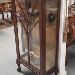 Art Deco single door display cabinet with two fixed glass shelves. It is in good original condition and has been sourced locally.