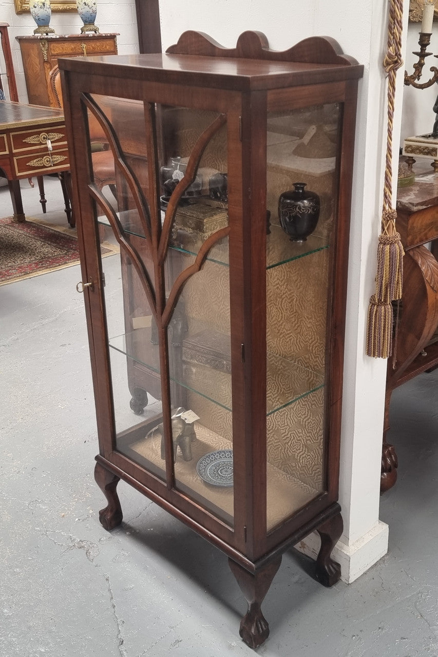 Art Deco single door display cabinet with two fixed glass shelves. It is in good original condition and has been sourced locally.