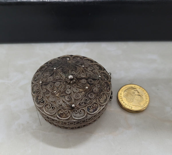 Antique Asian Silver (Chinese) snuff box with very dine detail. In good original condition, please view photos as they help form part of the description.