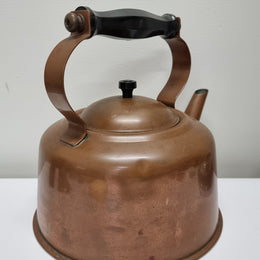 Great condition vintage copper kettle with black handle. Please view photos as they help form part of the description.