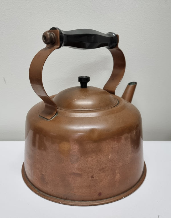 Great condition vintage copper kettle with black handle. Please view photos as they help form part of the description.