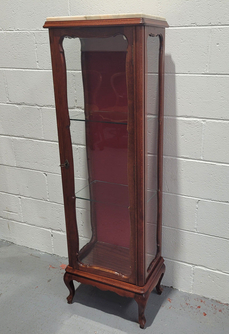 French Louis XV style compact display cabinet with marble top. It is of pleasing proportions with a lovely maroon fabric back and two glass shelves. In good original detailed condition.