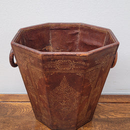 Vintage Italian tooled leather waste bin. It has been sourced locally and is in good original detailed condition. Please view photos as they help form part of the description.