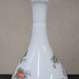 Wedgwood “Kutani Crane” gold trimmed bud vase. It is in good original condition with no chips or cracks, please view photos as they help form part of the description.