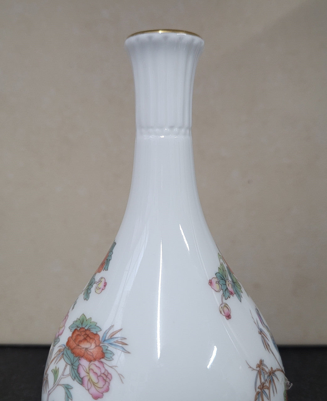 Wedgwood “Kutani Crane” gold trimmed bud vase. It is in good original condition with no chips or cracks, please view photos as they help form part of the description.