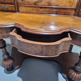 An elegant Victorian Figured Walnut dressing table with tilit mirror and a stunning fine Firgured Walnut serpentine shaped front. It has been sourced locally and is in good original detailed condition.