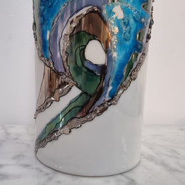 Beautiful decorative modern Mid Century signed vase. It is in good original condition, please view photos as they help form part of the description.