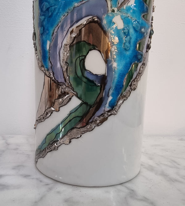 Beautiful decorative modern Mid Century signed vase. It is in good original condition, please view photos as they help form part of the description.