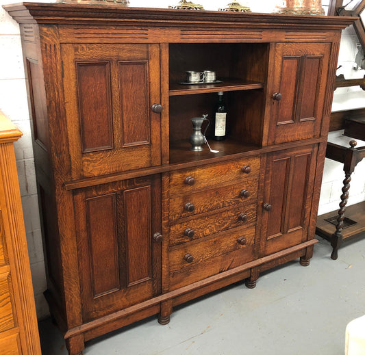 Beautiful oak 19th century dining room / kitchen cabinet with plenty of storage and of narrow proportions in very good condition.