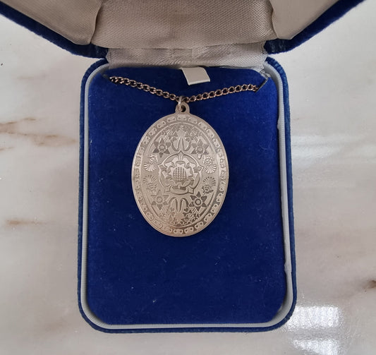 Attractive oval-shaped sterling silver ingot pendant issued by Franklin Mint in 1977 to commemorate Queen Elizabeth II Silver Jubilee. It comes with its original box and paperwork.